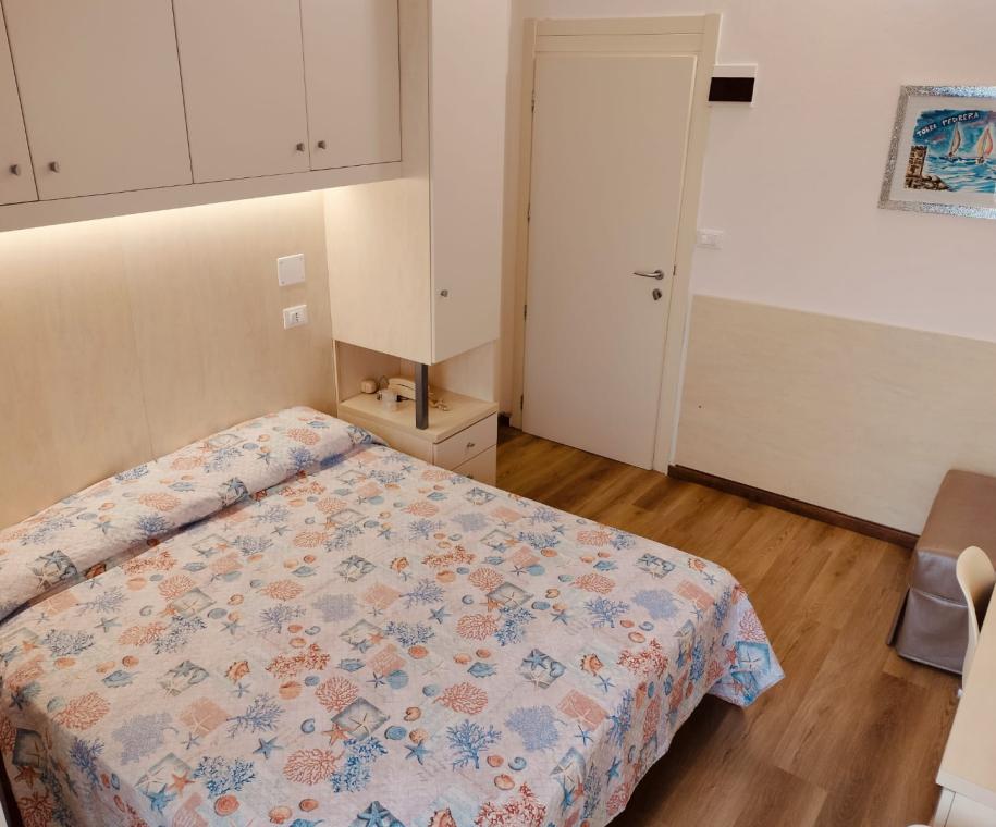 Camera accogliente con letto matrimoniale e decorazioni marine.