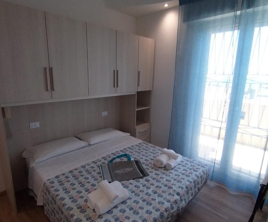 Camera da letto con letto matrimoniale e armadio, tende blu.