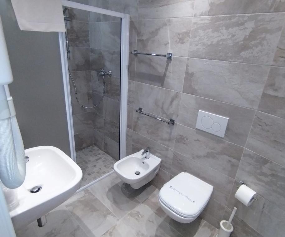 Bagno moderno con doccia, bidet e WC.